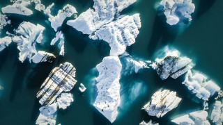 Treibende Eisberge im Jökursarlon